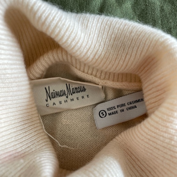 Neiman Marcus Cashmere Turtleneck - Picture 2 of 3